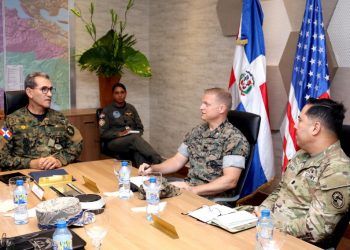Ministro de Defensa trata con Oficiales EE.UU.