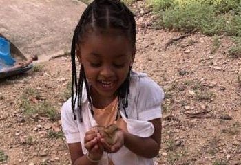 ¡Comiendo tamarindo! se encuentra la hija de Cardi B en un campo de RD