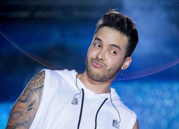 ¡Tremendo lengüetazo! Le da fanática a Prince Royce