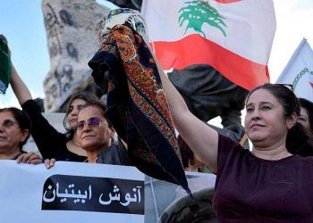 Autoridades de Irán castigarán con firmeza a mujeres que no usen el velo islámico