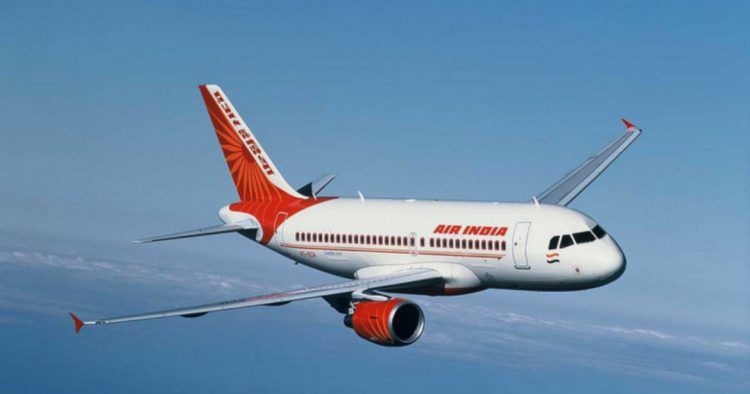 Multan aerolínea Air India tras hombre orinarse sobre una mujer