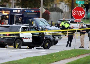 Dos estudiantes muertos y un maestro herido en un tiroteo en escuela de Iowa