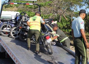 Hombre llora de impotencia tras ser despojado de su motor por agentes policiales