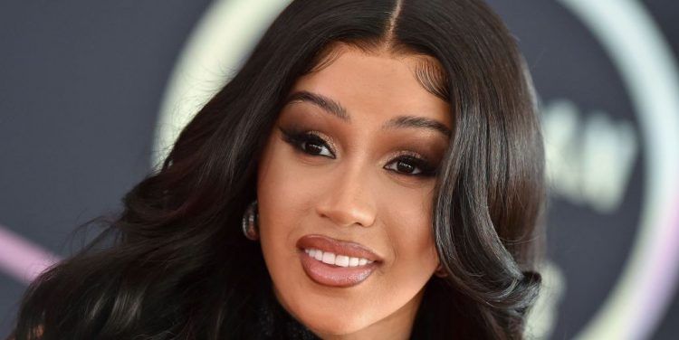 Cardi B muestra indignación ante altos precios de alimentos