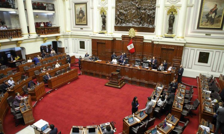 Congreso de Perú debate hoy adelanto de las elecciones