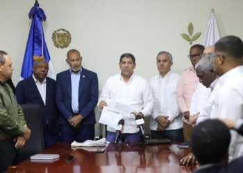 Gobierno entrega 60 millones de pesos a asociaciones productoras de ajo en Constanza