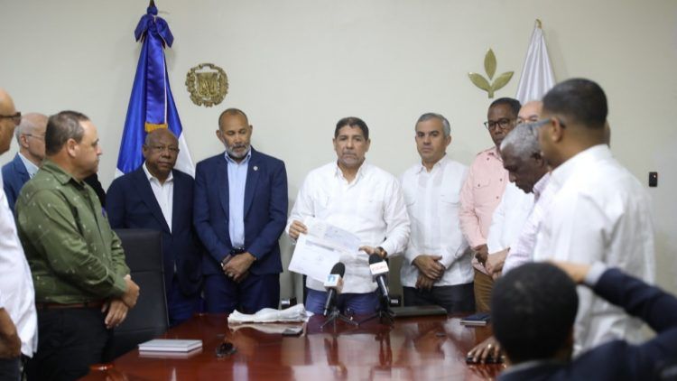 Gobierno entrega 60 millones de pesos a asociaciones productoras de ajo en Constanza