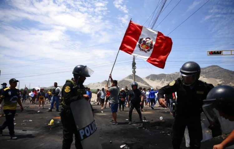 Mueren al menos menos 17 personas al sur de Perú durante protestas