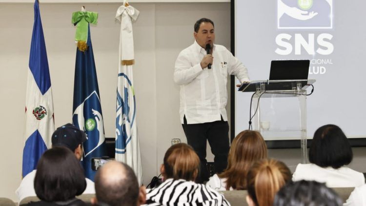 SNS entrega equipos por casi RD$8 millones a hospitales de Regional Norcentral