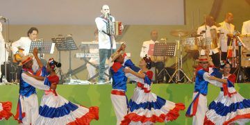 ¿Cuáles son los bailes que predominan en las celebraciones del 27 de febrero?