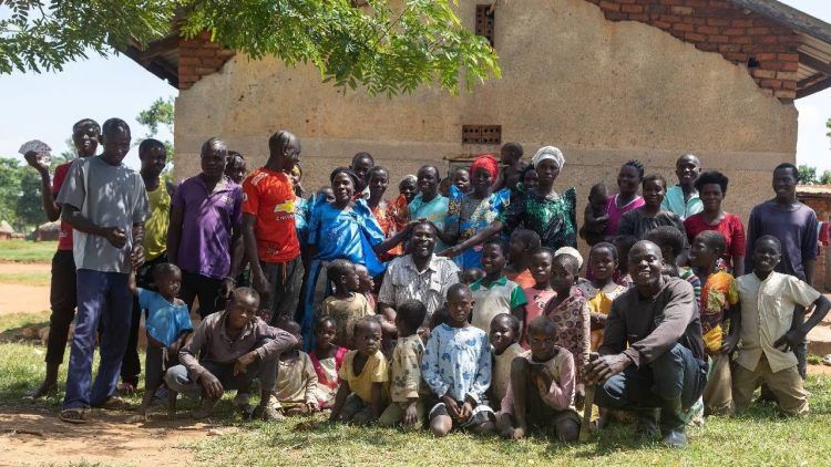 Un Hombre tiene 12 esposas y 102 hijos en Uganda