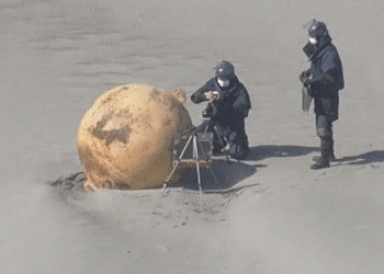 Encuentran bola gigante de metal en playa de Japón