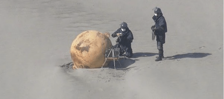 Encuentran bola gigante de metal en playa de Japón