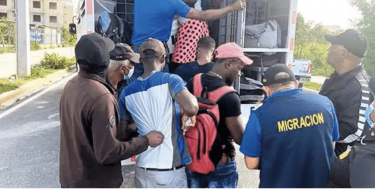 Detienen más de 400 haitianos indocumentados en Verón