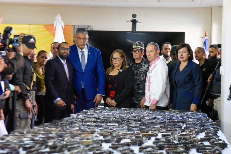 Fiscalía de Santiago entrega más de 500 armas decomisadas en procesos penales
