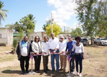 Gobierno lleva luz a familias del Batey Don López en Hato Mayor