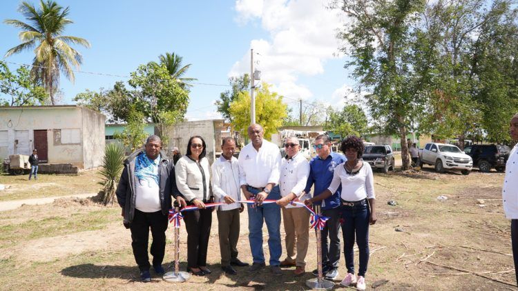 Gobierno lleva luz a familias del Batey Don López en Hato Mayor