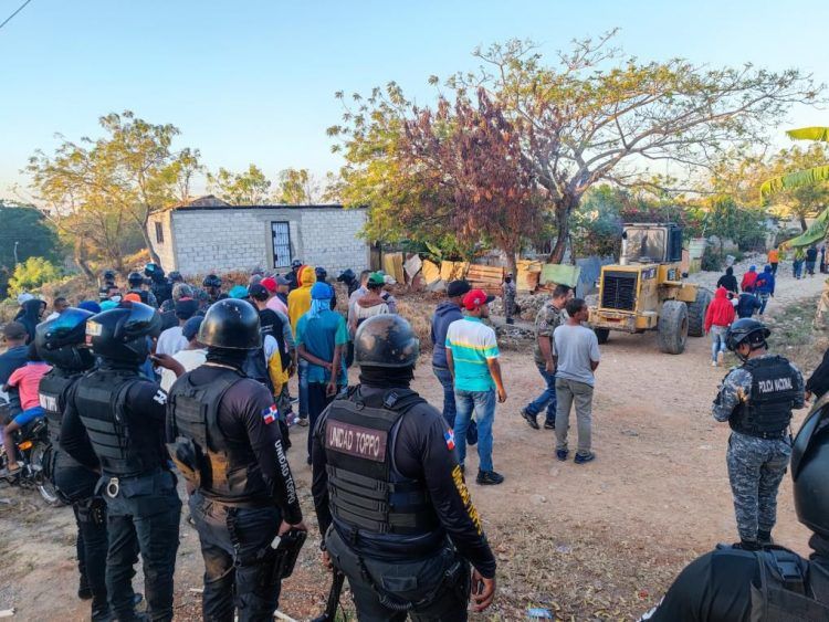 Desalojan a joven con bebé en brazos de unos terrenos en SDE