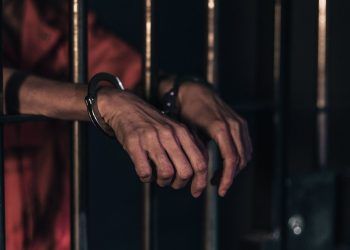 Policía captura a limpiavidrios “cuatro dedos” acusado de herir a una joven