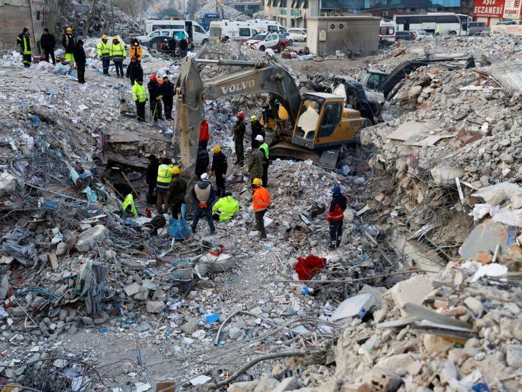 Rescatan tres personas en Turquía nueve días después del terremoto