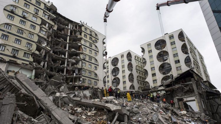 Turquía apresa a constructores de edificios tras el terremoto