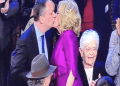 El controversial beso entre Jill Biden y el esposo de la vicepresidenta Kamala Harris