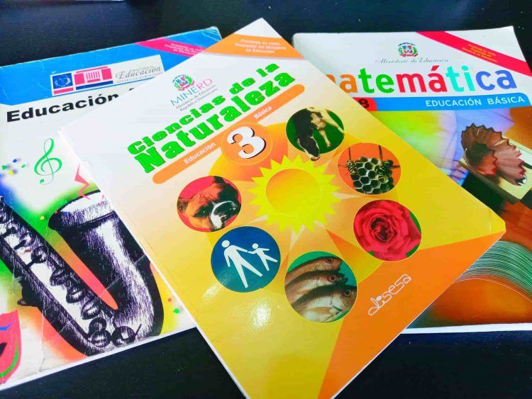 MINERD dice que no renunciará al deber de elaborar libros para estudiantes del sector público