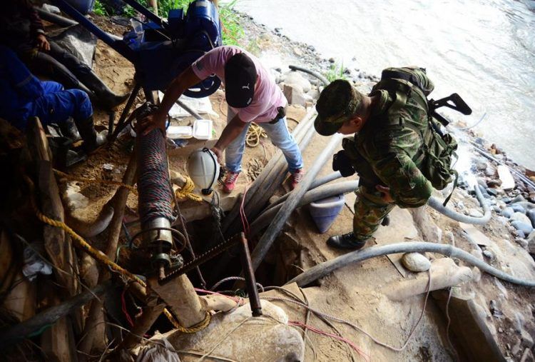 Continúa búsqueda de mineros atrapados tras explosión en minas de Colombia