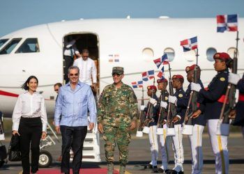 Presidente Abinader regresa al país tras lanzar primera bola en Clásico Mundial de Béisbol