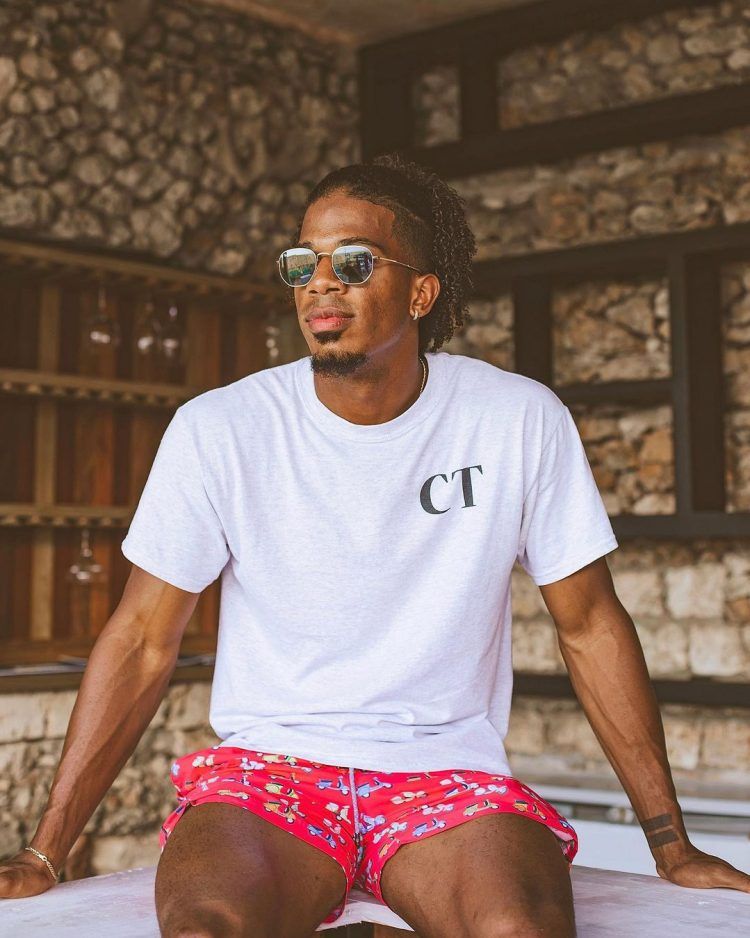 Pelotero denuncia no lo dejaron entrar a un reconocido restaurante de santo Domingo por “negro”