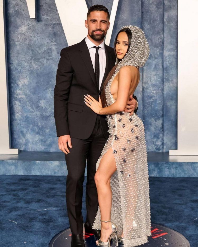 Novio de Becky G reacciona a acusaciones de infidelidad