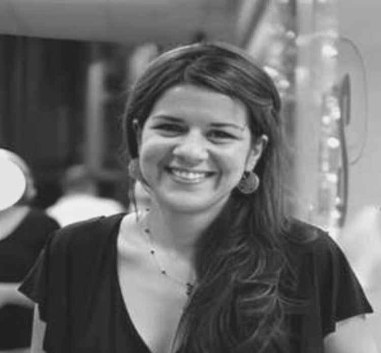 Hallan ahorcada una mujer en plaza comercial de Moca