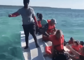 Se vira lancha cargada de italianos en cercanías de Isla Saona