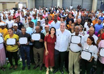 Presidente Abinader entrega 719 títulos de propiedad en Azua