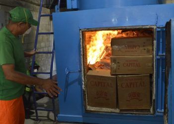 Aduanas incinera contrabando millonario de cigarrillos