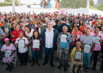 Presidente Abinader entrega 1,183 títulos de propiedad en Montecristi