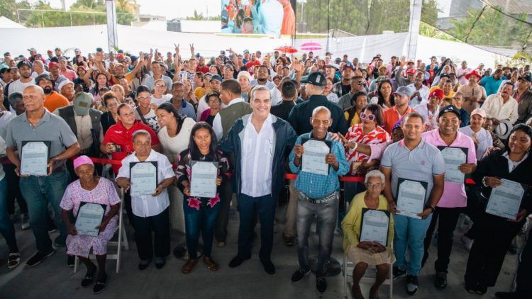Presidente Abinader entrega 1,183 títulos de propiedad en Montecristi