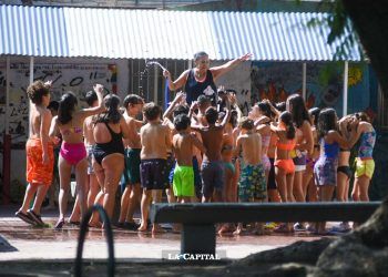 Alumnos asisten en traje de baño a escuela en Argentina para combatir el calor