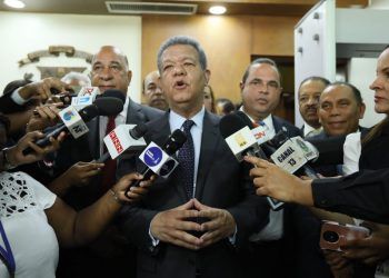 Leonel deposita padrón de la Fuerza del Pueblo con millón y medio de miembros