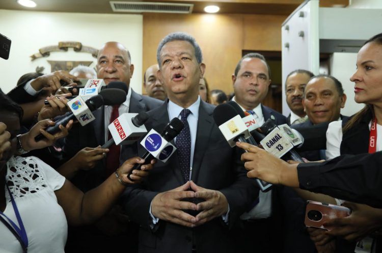 Leonel deposita padrón de la Fuerza del Pueblo con millón y medio de miembros