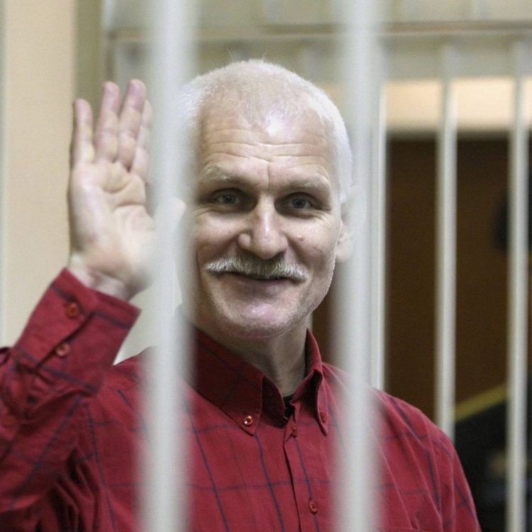 Bielorrusia condena a 10 años de cárcel a ganador del Premio Nobel de la Paz