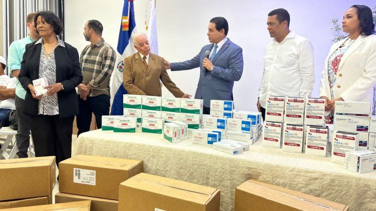 Salud Pública entrega en Santiago medicamentos para pacientes diabéticos y con cáncer