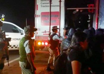 Hallan más de 200 migrantes hacinados en un camión abandonado en México
