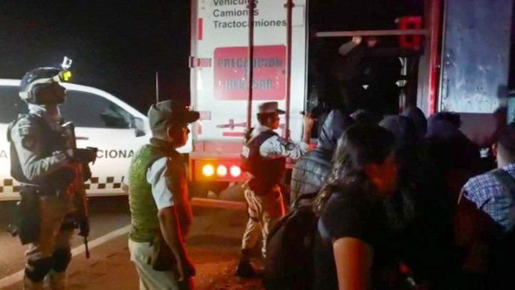 Hallan más de 200 migrantes hacinados en un camión abandonado en México