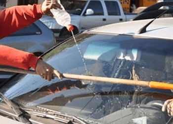 Ciudadana denuncia que fue atacada por un limpiavidrios