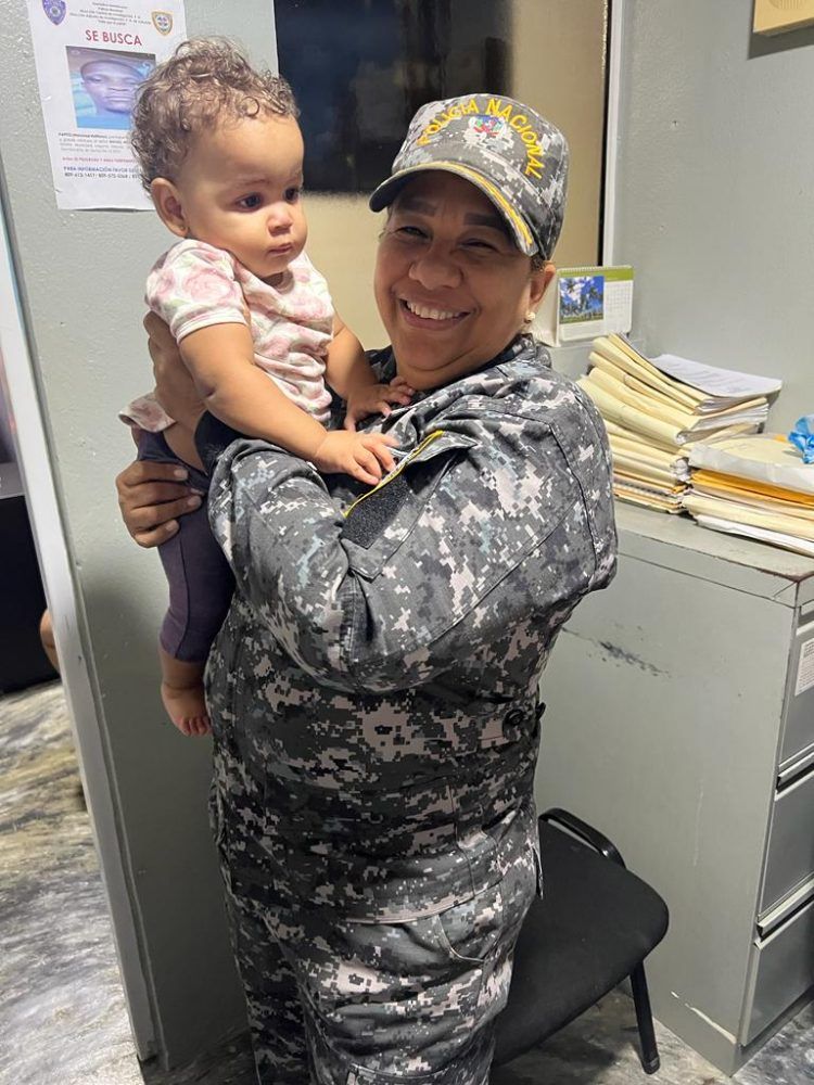 Rescatan sana y salva a bébe raptada en Valverde