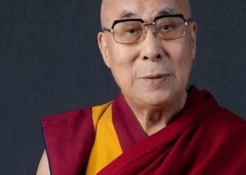 Dalai Lama se disculpa por pedirle a un niño que le chupara la lengua