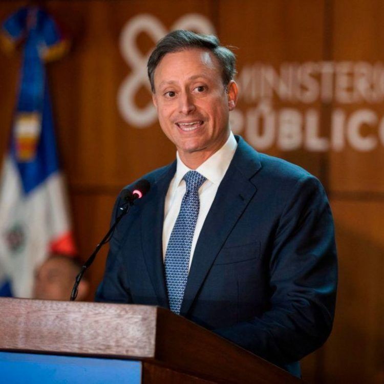 Jean Alain es intervenido quirúrgicamente debido a un tumor en un ojo