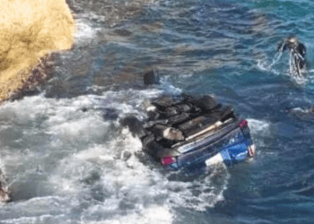 Un muerto y un herido al caer vehículo al mar en autopista Las Américas