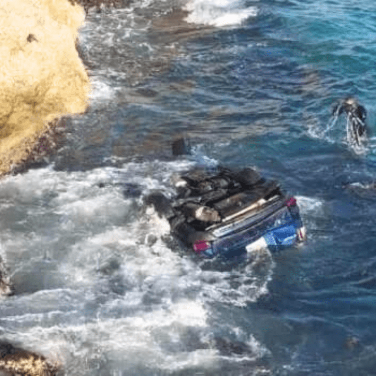 Un muerto y un herido al caer vehículo al mar en autopista Las Américas